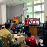 Mahasiswa KKN-T Universitas Hasanuddin (Unhas), Adrian, saat mensosialisasikan Website Pengarsipan Digital kepada Tim Tanggung Jawab Sosial dan Lingkungan (TJSL), Humas, dan pengelola Gedung Arsip PT Semen Tonasa di Kantor Pusat PT Semen Tonasa, Kamis (6/8). (Foto: Dokumentasi Pribadi).